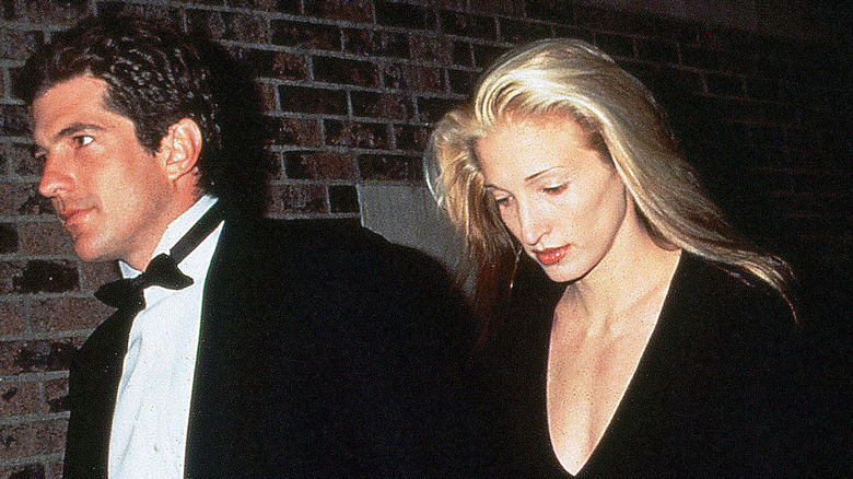 John F. Kennedy Jr. en smoking et Carolyn Bessette en robe noire