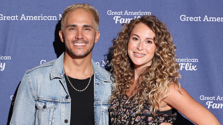 Alexa PenaVega et Carlos PenaVega posant sur le tapis rouge