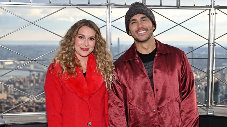 Alexa PenaVega et Carlos PenaVega posant ensemble à l'Empire State Building