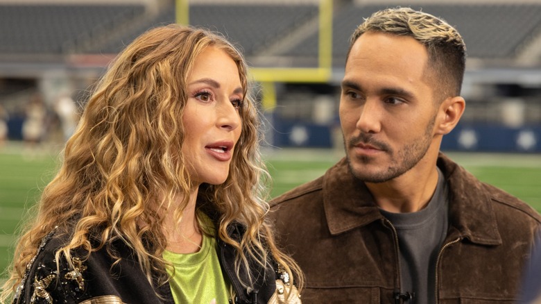 Carlos PenaVega regarde Alexa PenaVega