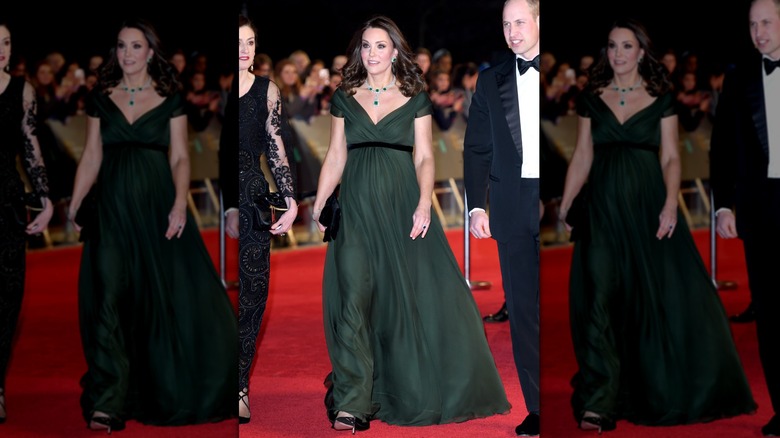 Kate Middleton sur le tapis rouge dans une robe vert foncé avec une taille empire et des manches courtes
