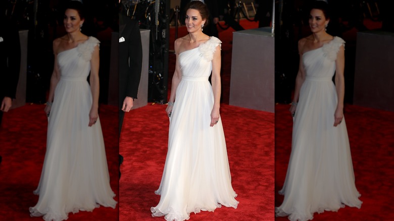 Kate Middleton sur le tapis rouge dans une robe blanche en mousseline à une épaule