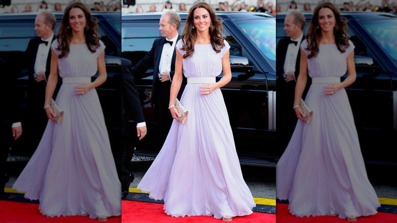 Kate Middleton sur le tapis rouge dans une robe violet lavande
