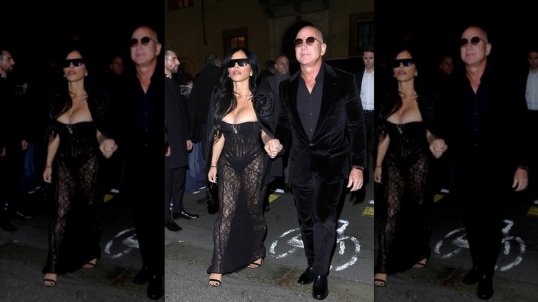 Lauren Sánchez Bezos dans une robe en dentelle noire marchant main dans la main avec Jeff Bezos
