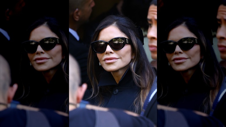 Lauren Sánchez Bezos porte des lunettes de soleil dans une foule