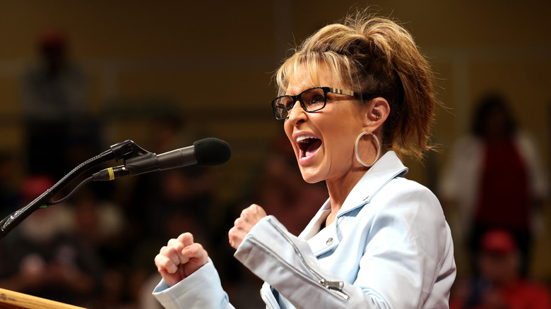 Sarah Palin parle dans le microphone