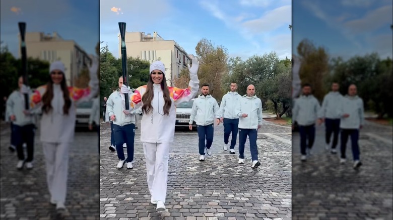Kimberly Guilfoyle porte la flamme olympique en Grèce.