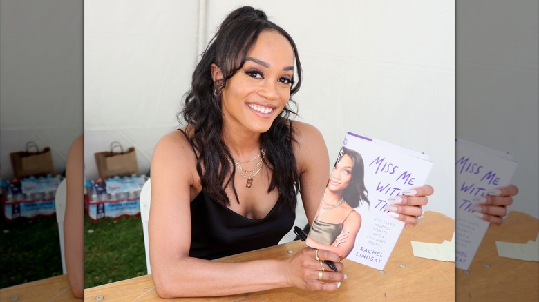 Rachel Lindsay souriante et tenant une copie de ses mémoires