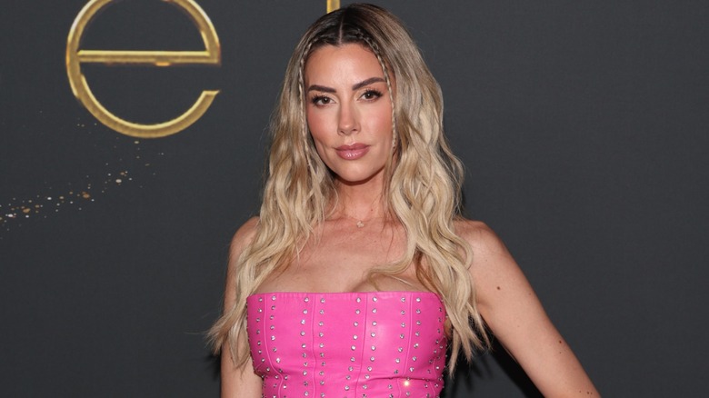 Heather Rae El Moussa posant sur le tapis rouge