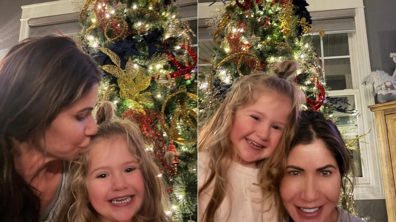 Deux images sur Instagram de Kristi Noem avec sa petite-fille debout devant un sapin de Noël