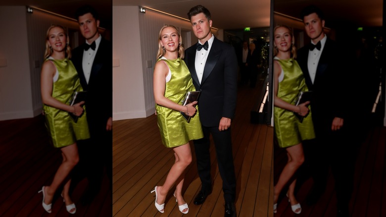 Scarlett Johansson et Colin Jost posant pour des photos lors d'une fête