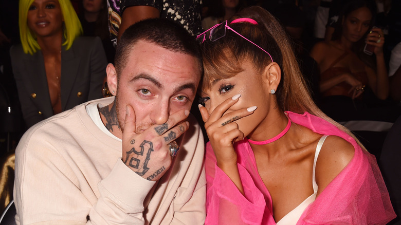 Ariana Grande posant avec Mac Miller
