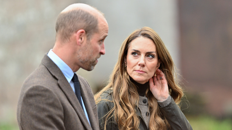 Le prince William dehors et s'adressant à Kate Middleton