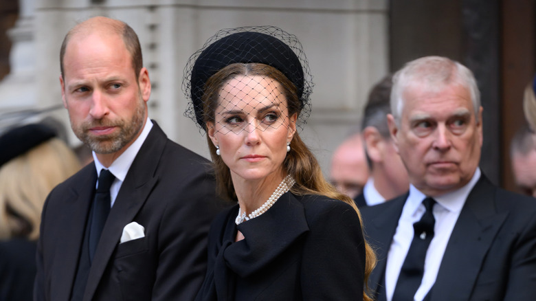 Le prince William et Kate Middleton vêtus de noir avec Andrew Mountbatten derrière eux