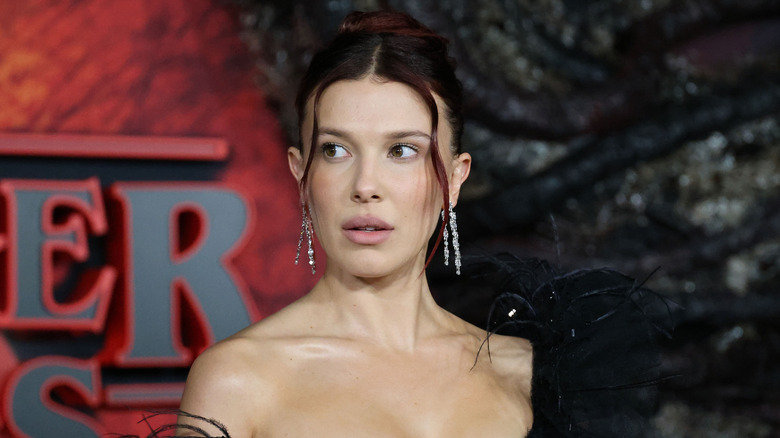 Millie Bobby Brown à la première de la série Stranger Things saison 5 au TCL Chinese Theatre IMAX le 6 novembre 2025 à Los Angeles, Californie