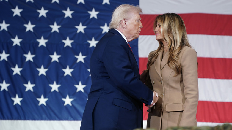 Donald Trump et la première dame Melania Trump visitent la base militaire américaine de Fort Bragg le 13 février 2026