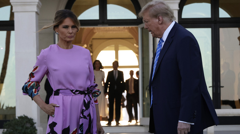 Donald Trump et l'ancienne première dame Melania Trump arrivent au domicile de l'investisseur milliardaire John Paulson le 6 avril 2024 à Palm Beach, en Floride.