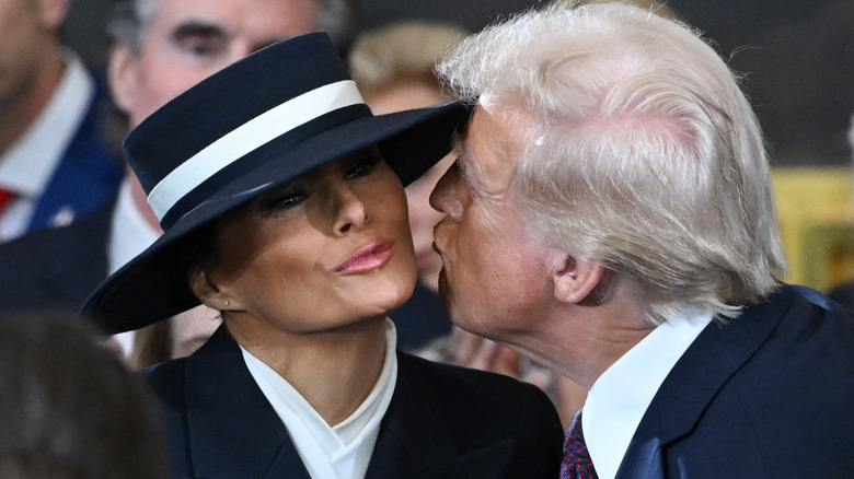 Donald Trump embrasse Melania Trump lors de son investiture dans la rotonde du Capitole américain le 20 janvier 2025