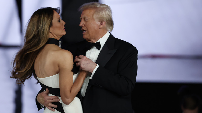 Donald Trump danse avec son épouse, la Première dame Melania Trump, lors du bal inaugural de Liberty, le 20 janvier 2025.