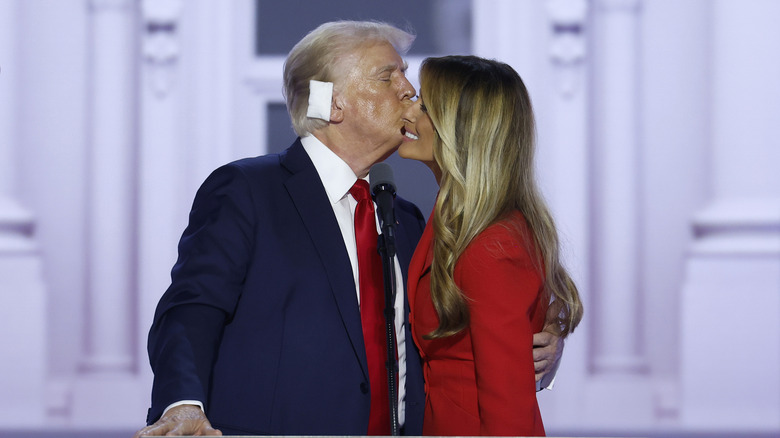 Donald Trump embrasse l'ancienne première dame Melania Trump après avoir officiellement accepté l'investiture présidentielle républicaine sur scène le quatrième jour de la Convention nationale républicaine au Fiserv Forum le 18 juillet 2024.