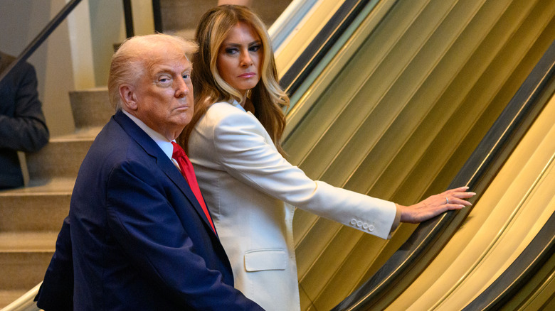 Donald Trump et la première dame Melania Trump montent sur un escalator alors qu'ils arrivent à la 80e session de l'Assemblée générale de l'ONU en septembre 2023.