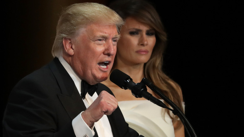 Donald Trump s'exprime sous le regard de son épouse, la Première Dame Melania Trump, lors du bal inaugural en hommage à nos services armés, en janvier 2017.