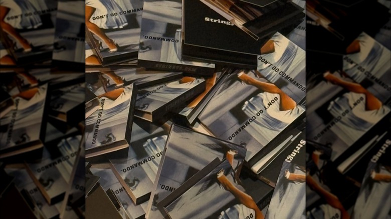 Une photo de plusieurs commandes de sous-vêtements Stringys