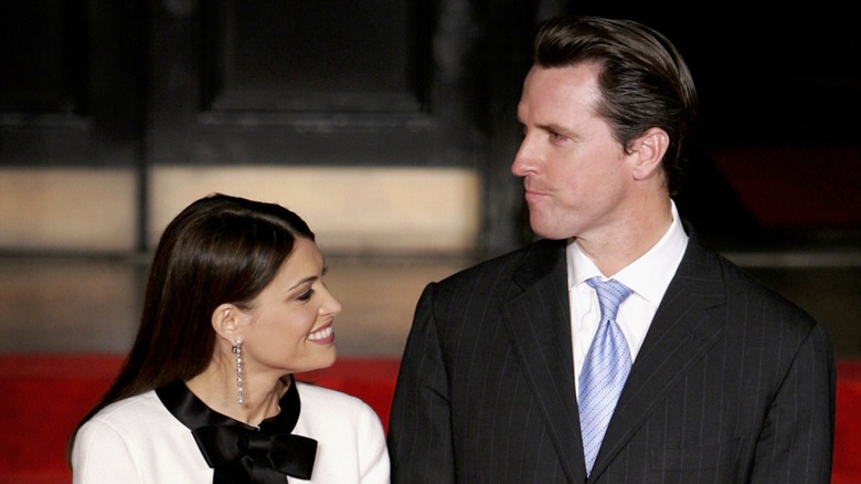 Kimberly Guilfoyle, souriante et regardant Gavin Newsom, qui est à côté d'elle