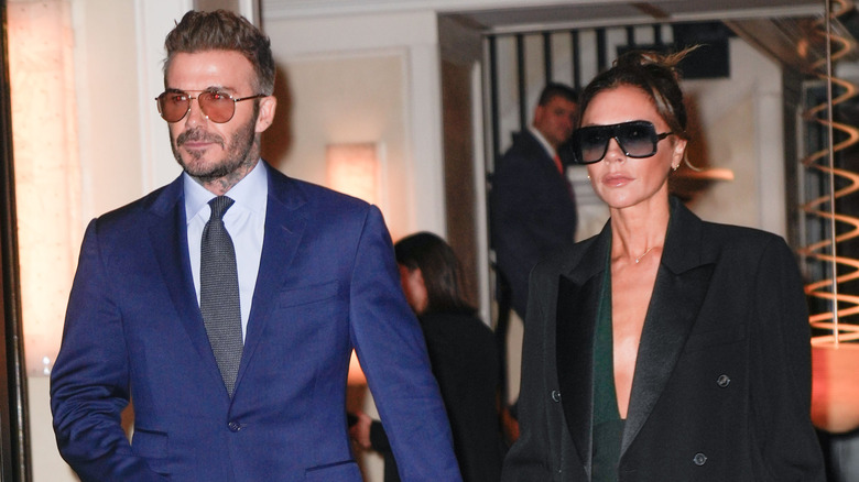 Victoria Beckham et David Beckham marchant ensemble et se tenant la main