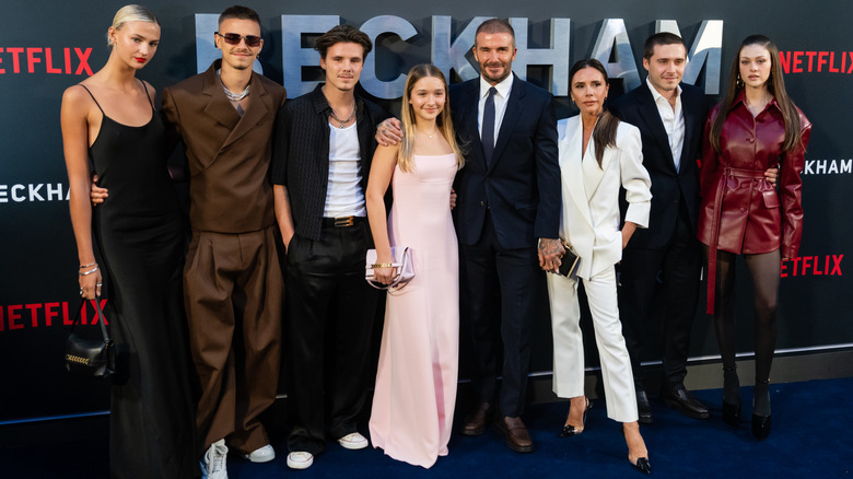 La famille Beckham et ses partenaires lors de la première britannique de Netflix « Beckham » en octobre 2023 à Londres