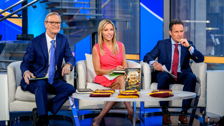 Les hôtes Steve Doocy, Ainsley Earhardt et Brian Kilmeade dans le rôle de Jean Dolores Schmidt, également connue sous le nom de Sœur Jean, visitent 