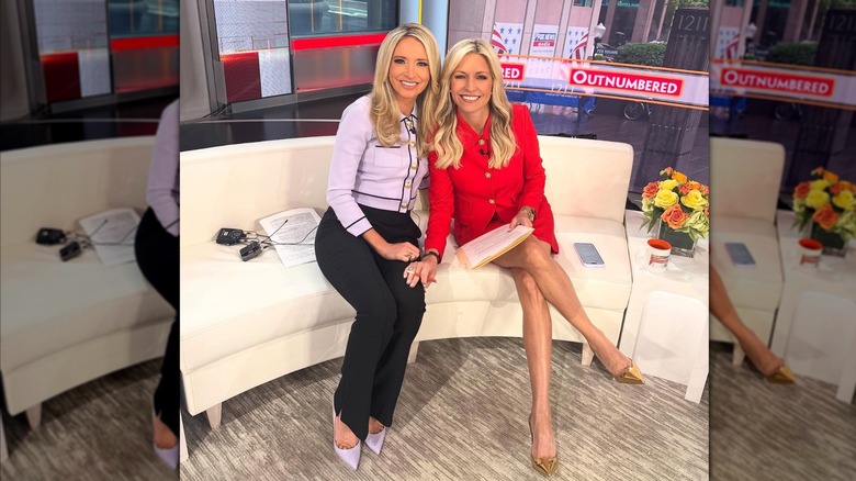Ainsley Earhardt et Kayleigh McEnany posent pour une photo sur le tournage de Outnumbered
