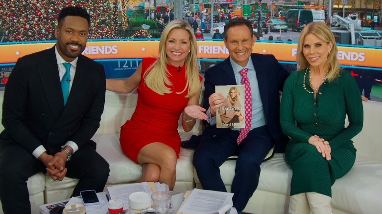 Ainsley Earhardt pose pour une photo avec les co-animatrices et invitée Cheryl Hines alors qu'elle apparaît sur Fox & Friends pour promouvoir son nouveau livre