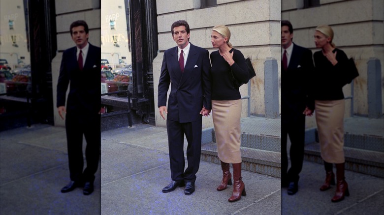 Carolyn Bessette Kennedy debout à côté de John F. Kennedy Jr. dans une jupe crayon et des bottes