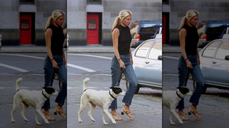 Carolyn Bessette Kennedy promène son chien en jean court et sandales à lanières