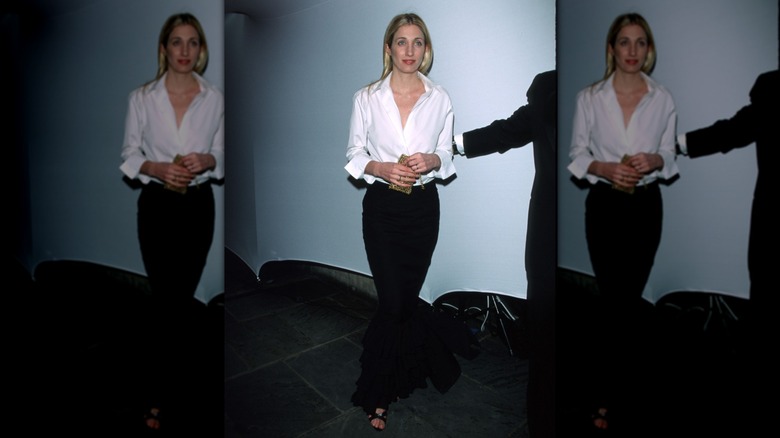 Carolyn Bessette Kennedy porte une chemise blanche avec une jupe longue noire