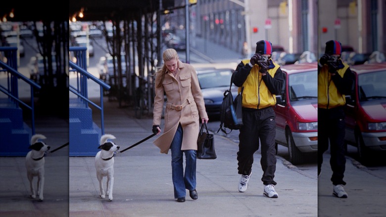 Carolyn Bessette Kennedy portant un pardessus marron clair et un jean bleu