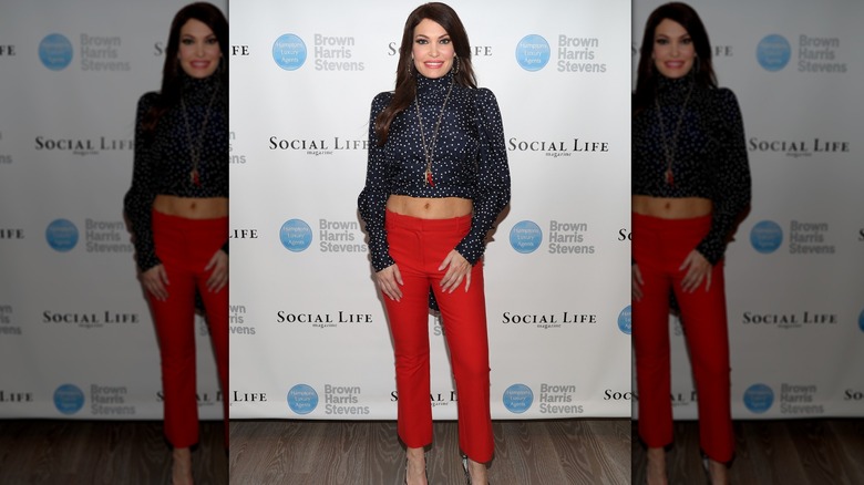 Kimberly Guilfoyle dans une chemise à pois et un pantalon rouge