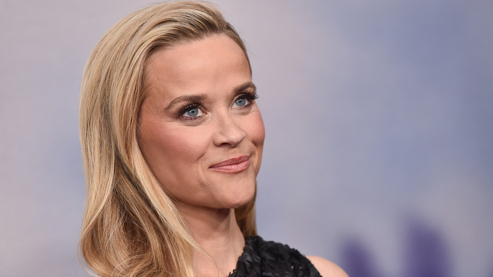 Reese Witherspoon a l'air si différente sans ses cheveux blonds emblématiques