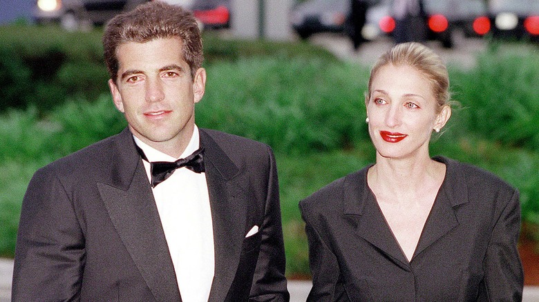 JFK Jr. tenant la main de Carolyn Bessette