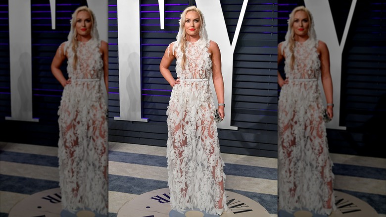 Lindsey Vonn portant une robe blanche transparente à la soirée Vanity Fair en 2019