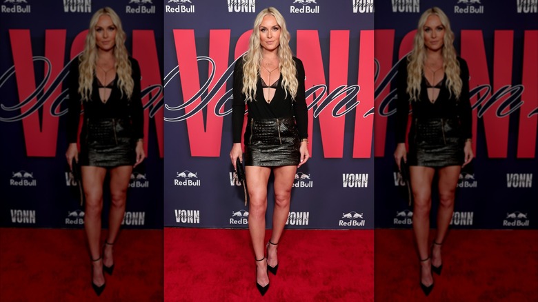 Lindsey Vonn porte une minijupe texturée en peau de serpent