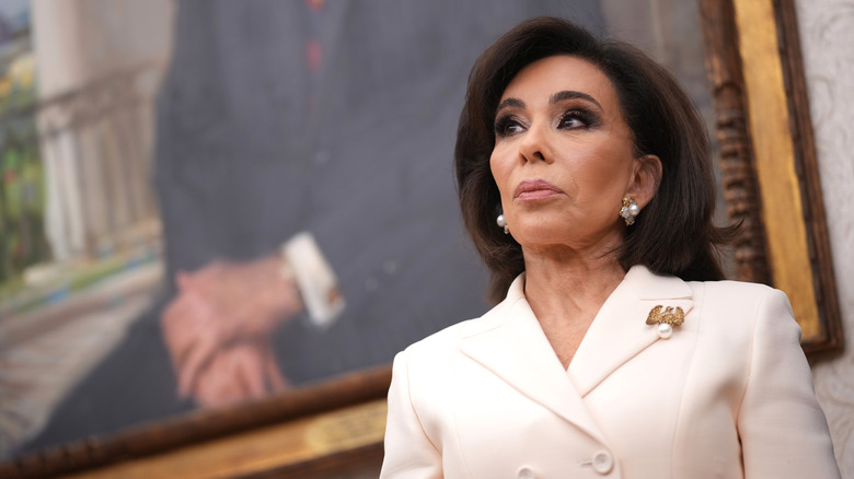 Jeanine Pirro a l'air sérieuse et porte un costume blanc
