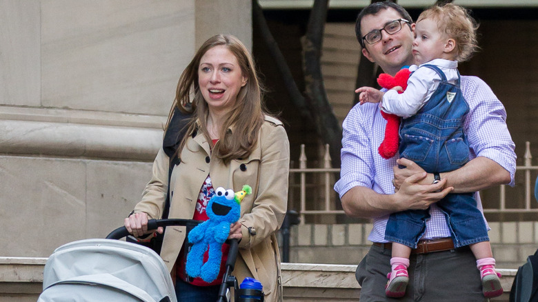 Chelsea Clinton et Marc Mezvinsky sortent avec leur enfant