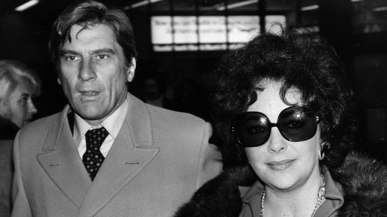 Elizabeth Taylor photographiée arrivant à l'aéroport avec son mari John Warner en 1976