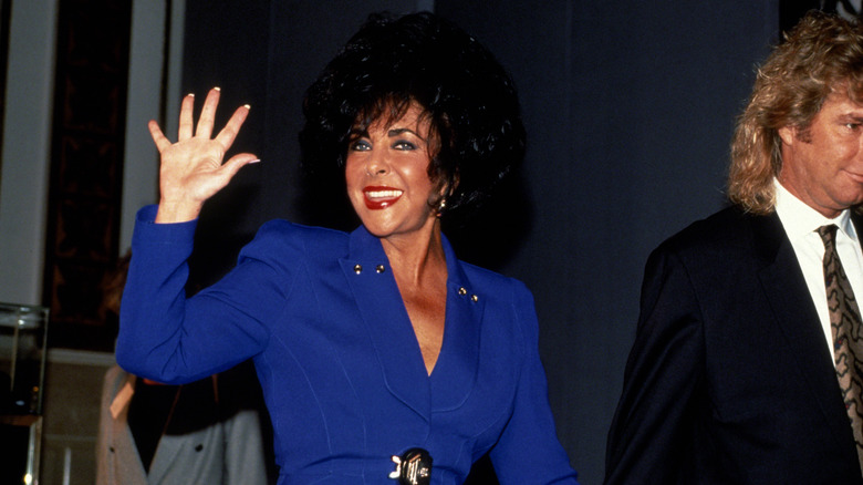 Elizabeth Taylor saluant en marchant avec son mari Larry Fortensky en 1991