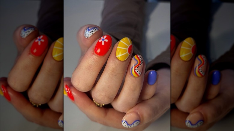 manucure audacieuse et ensoleillée