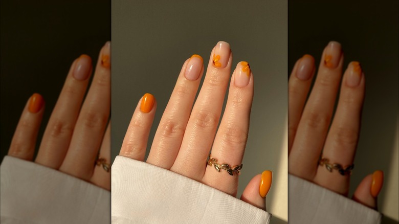 manucure pointe de mandarine et fleurs