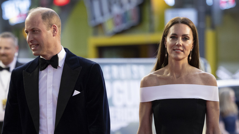 Kate Middleton porte une robe noire et le prince William porte un smoking