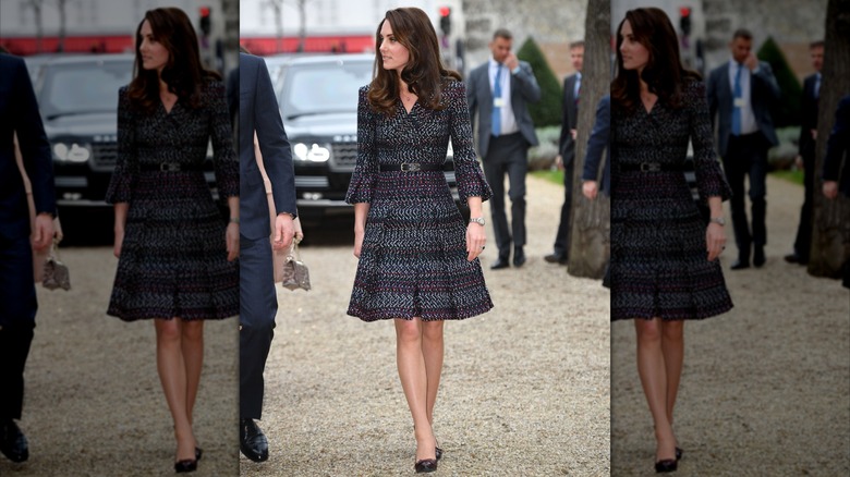 Kate Middleton portant une robe Chanel en tweed lors de sa visite à l'hôpital militaire des Invalides à Paris